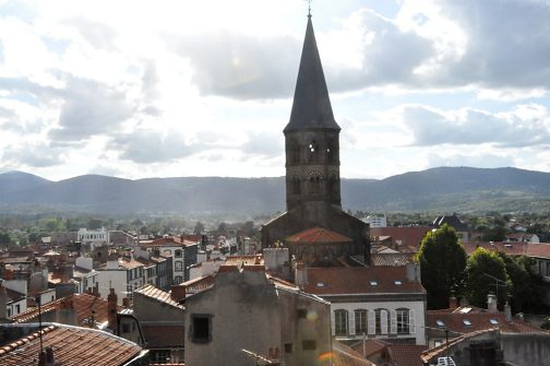 Vue plein ouest au sommet de la Tour : le clocher de l'église  Saint-Amable.