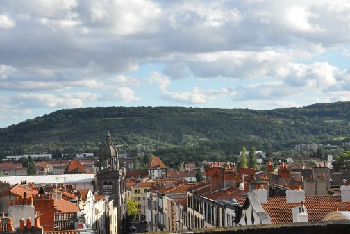 Vue plein sud au sommet de la Tour : le clocher de Notre-Dame du Marthuret.