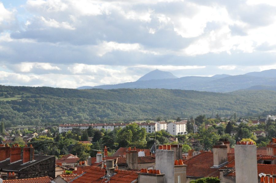 Vue de Riom avec maisons et montagnes depuis le sommet de la Tour.