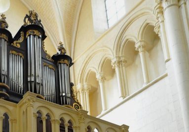 L'architecture du triforium est différente dans les deux premières travées de la nef