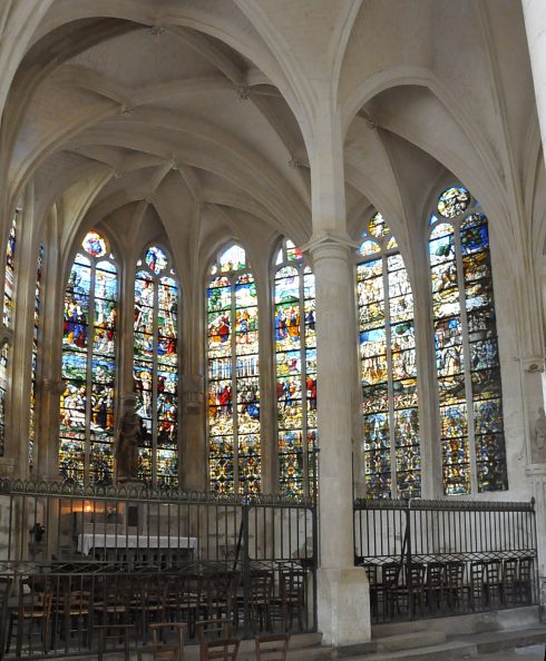 Vue d'ensemble de la chapelle axiale dédiée à la Vierge.