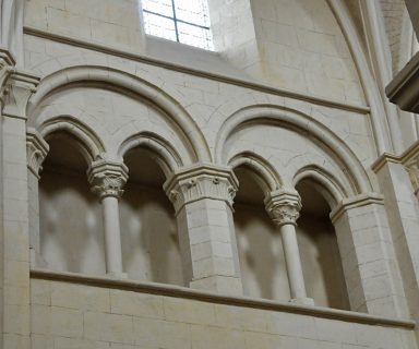 Travée du triforium avec sa pile octogone à chapiteau à crochets 