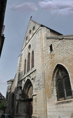 La façade ouest est du XIIIe siècle.