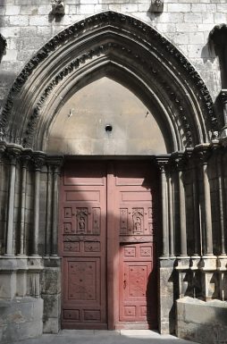 Le portail ouest date du XIIIe siècle, la porte de 1633