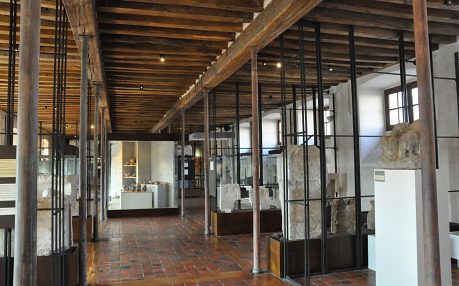 Les dortoirs (XIIe et XIXe siècles) abritent les collections archéologiques du musée.