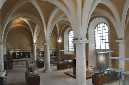 Salle des moines avec les maquettes de l'église.