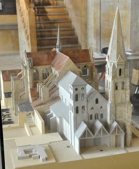 Dans la salle des moines : maquette de l'église