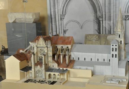 Salle des moines : maquette de l'église au XVIIIe siècle vue du côté nord