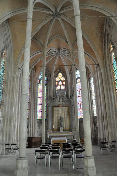 La chapelle axiale et le passage qui y mène depuis le déambulatoire.