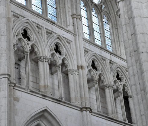 Les arcatures du triforium dans le croisillon nord.