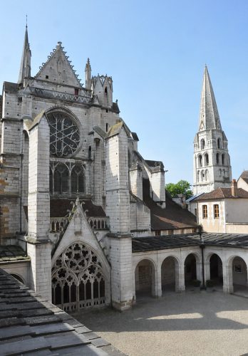La façade nord de l'église Saint-Germain et le cloître