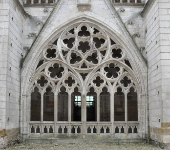 Le croisillon nord est embelli par une remarquable arcature gothique.
