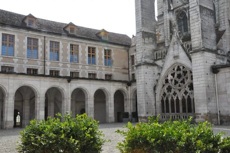 Le cloître et le transept nord.