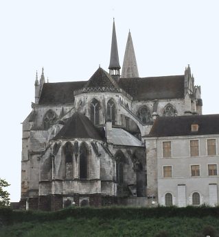 Le chevet de l'église Saint-Germain vu depuis le pont Jean-Moreau.