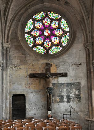 Le Christ en croix dans le croisillon nord du transept