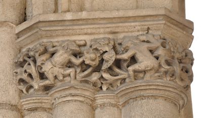 Chapiteau sous le porche : deux guerriers s'affrontant (XVIe  siècle)