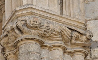 Chapiteau sous le porche : homme allong, les bras tendus (XVIe  siècle)