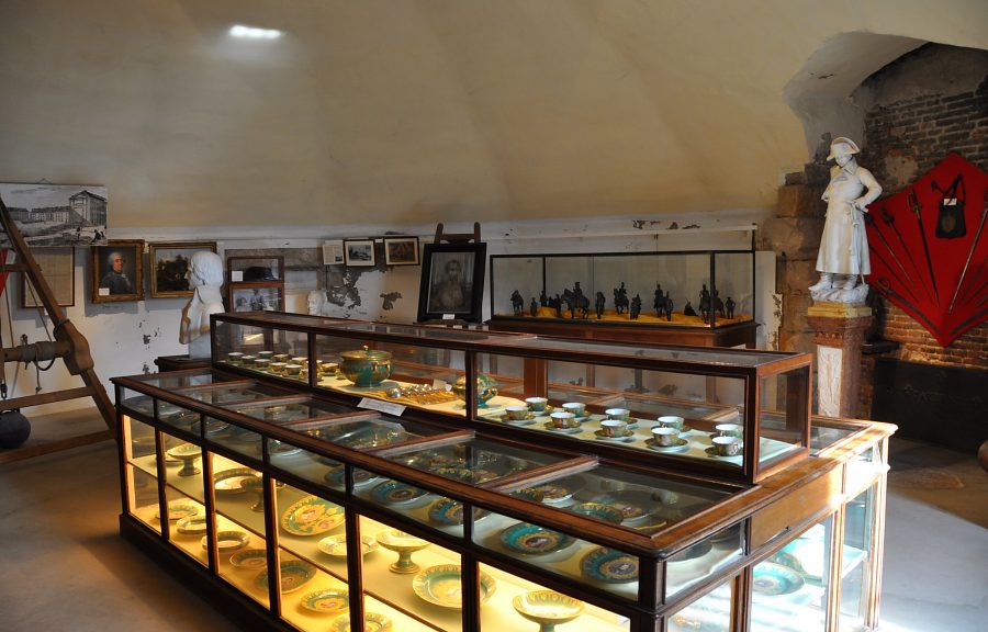 Salle du rez-de-chausse avec la collection de porcelaine de la Manufacture  Impériale de Sèvres