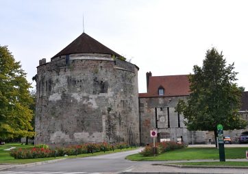 La tour Notre–Dame du château de 1479 qui abrite les trois étages du musée