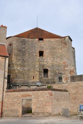 L'entrée du musée Bonaparte dans la cour du château