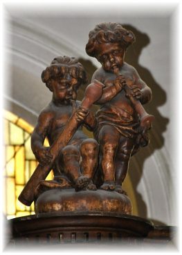 Putti sur la tourelle gauche du buffet d'orgue