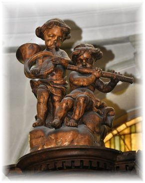 Putti sur la tourelle droite du buffet d'orgue