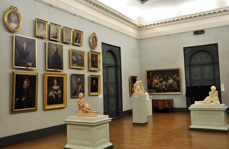 Salle de tableaux, de sculptures et de terres cuites