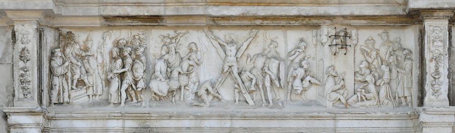 Vue d'ensemble du bas–relief du portail nord : scènes de la vie de saint André (XVIe siècle)