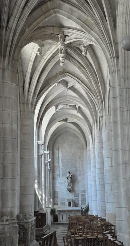 Le bas-côté sud vers la chapelle Saint-Joseph