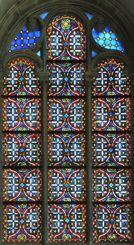 Vitrail à figures géométriques dans la chapelle axiale