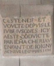 Plaque sur le revers du mur