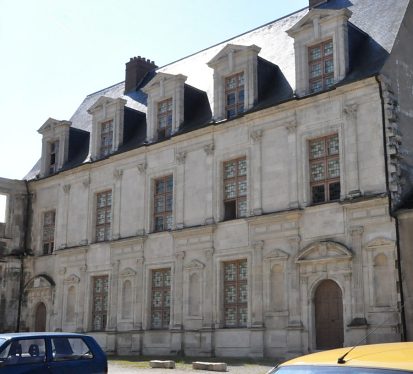 Façade nord du château des Gondi en face de l'église Saint–Jean.