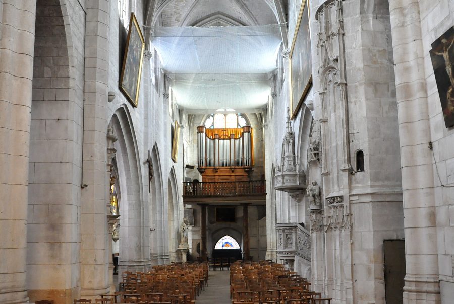 La nef de Saint-Thibault vue du chœur.