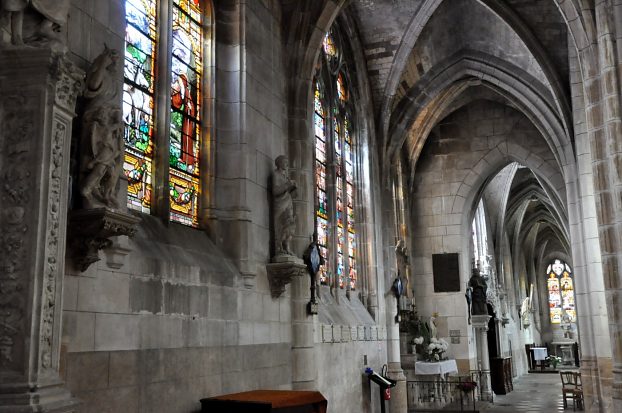 Le bas–côté sud avec ses statues, souvent du XVIe siècle, et ses vitraux.