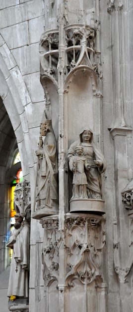 Groupe de statues dans des niches sur un pilier nord.
