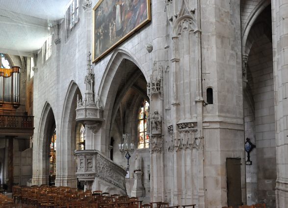 Le bas-côté nord de la nef de l'église Saint-Thibault.