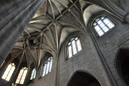 Les parties hautes du chœur avec la voûte et les fenêtres.