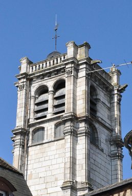 Le clocher de Saint-Thibault et ses pilastres.