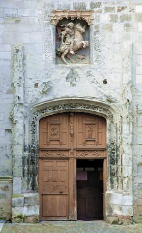 La porte nord est surmontée d'un arc en anse de panier