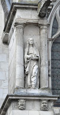 Une sainte sur un arc-boutant près de l'entrée.