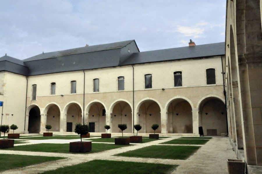 Le cloître et son petit jardin à la française