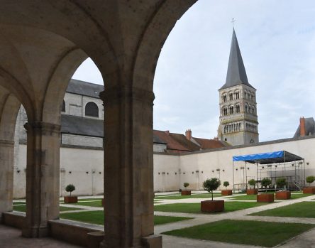 Le cloître et le clocher carré de la façade occidentale