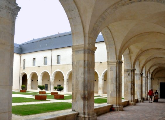 Le cloître et une allée sous les arcades