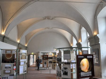 L'une des grandes salles du XVIIIe siécle a été réaménagée en salle d'exposition