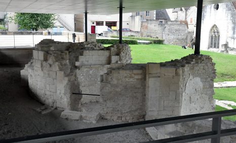 Les vestiges du chœur de l'église Saint-Laurent