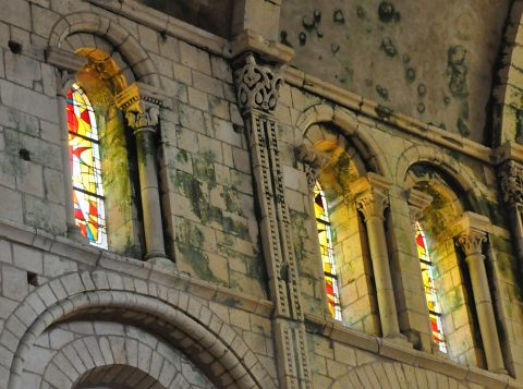 Croisillon sud du transept : les baies romanes du troisième niveau (2e quart du XIIe siècle).