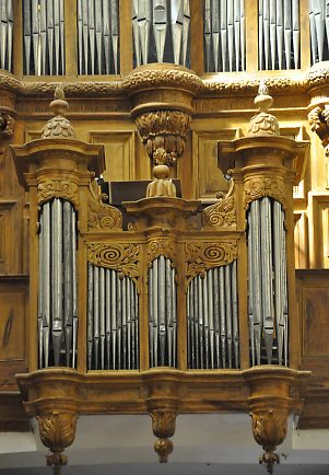 Le positif de l'orgue de tribune possède trois tourelles.