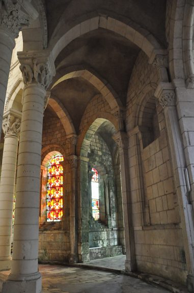 Déambulatoire nord en sortant de la chapelle d'axe.