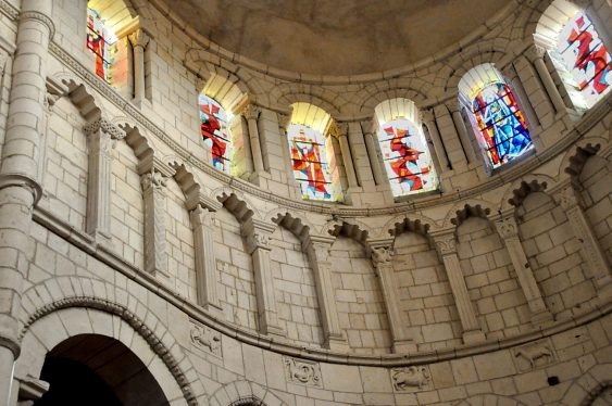 Le faux triforium du chœur, scandé par l'«arc polylobé arabe»