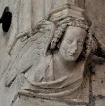 Ange à l'entrée de la chapelle axiale, XIVe siècle.